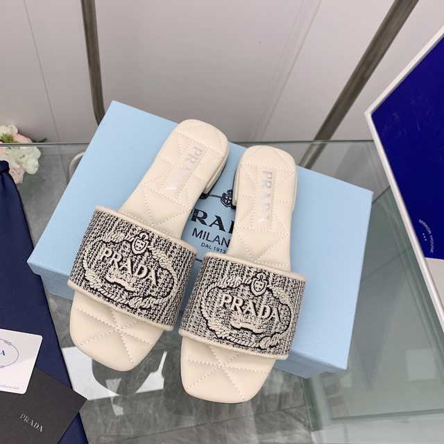 Prada 2022ss sheep