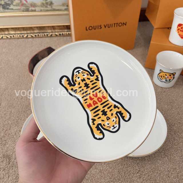 DE10002 LV x Nigo dishes