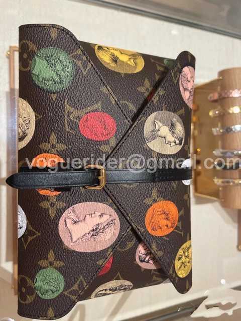 DE10011 LV color pencils suit