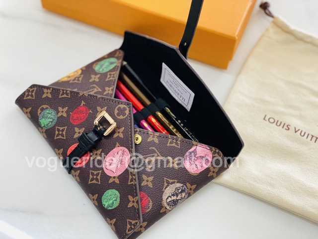 DE10011 LV color pencils suit