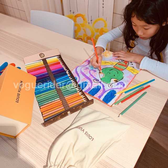 DE10012 LV color pencils suit