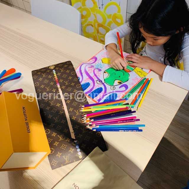 DE10012 LV color pencils suit