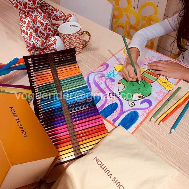 DE10012 LV color pencils suit