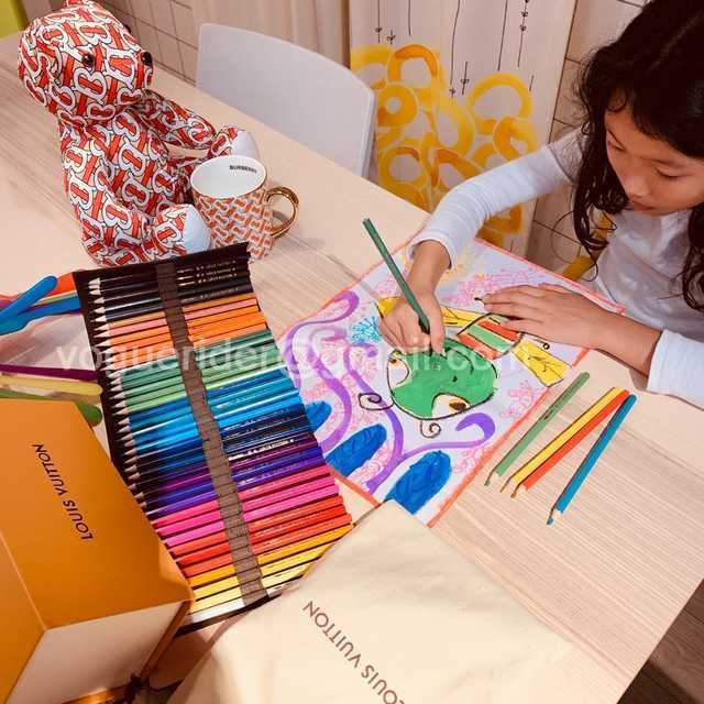 DE10012 LV color pencils suit