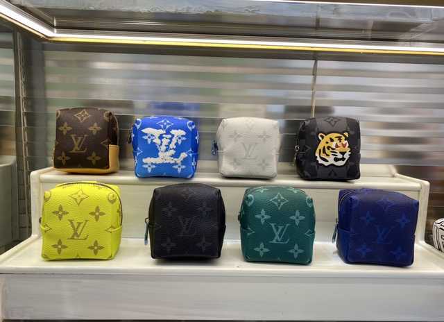 DE10018 LV Hangings/Wallet