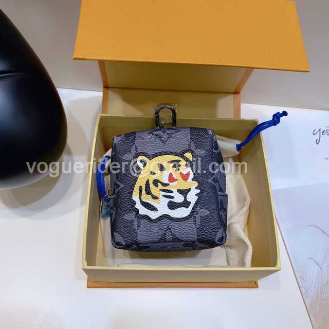 DE10018 LV Hangings/Wallet