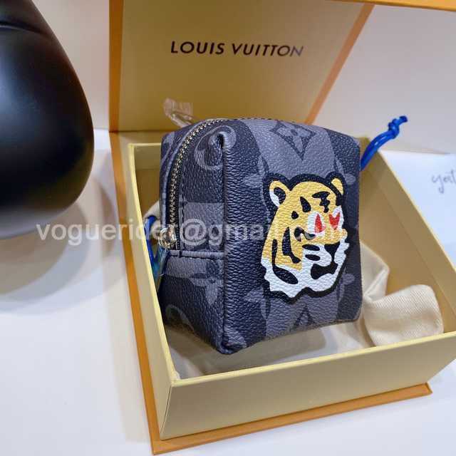 DE10018 LV Hangings/Wallet