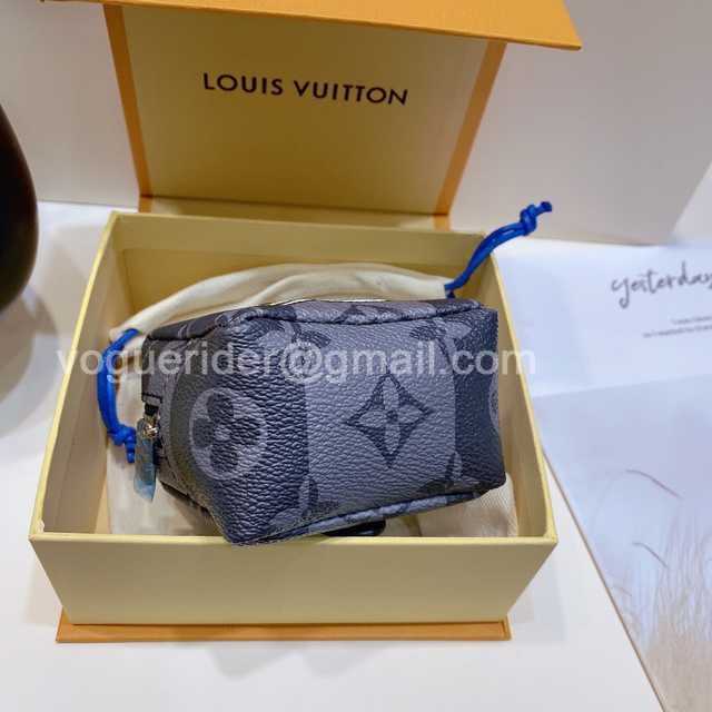 DE10018 LV Hangings/Wallet