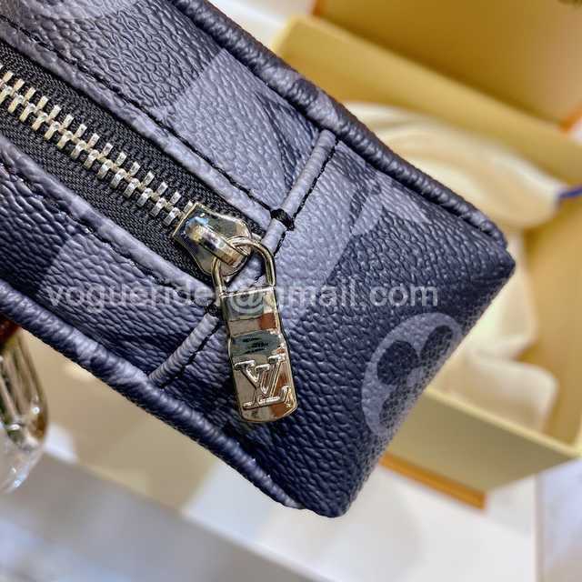 DE10018 LV Hangings/Wallet