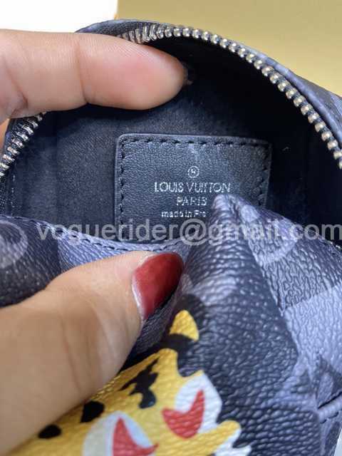 DE10018 LV Hangings/Wallet