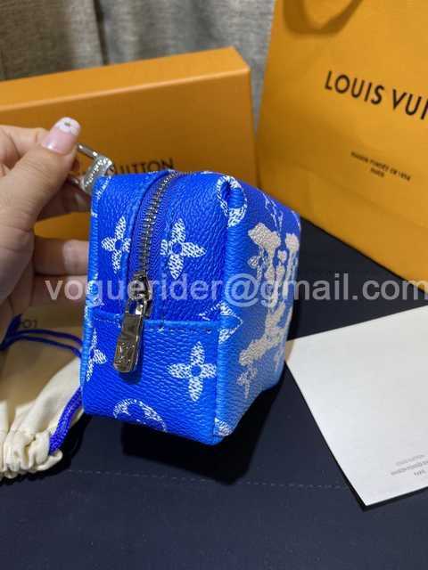 DE10018 LV Hangings/Wallet