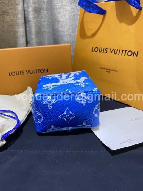DE10018 LV Hangings/Wallet
