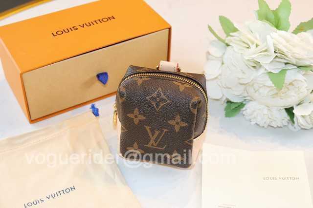 DE10018 LV Hangings/Wallet