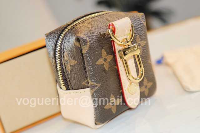 DE10018 LV Hangings/Wallet
