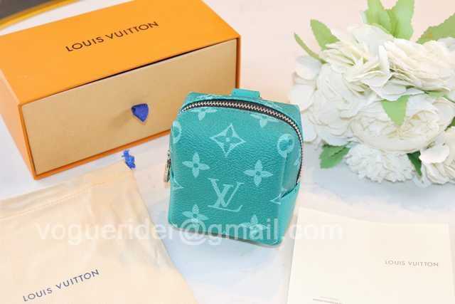 DE10018 LV Hangings/Wallet