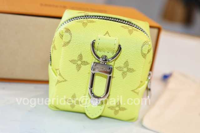 DE10018 LV Hangings/Wallet