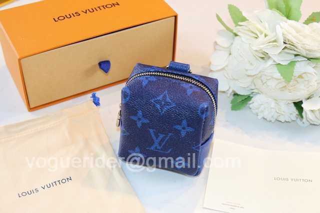 DE10018 LV Hangings/Wallet