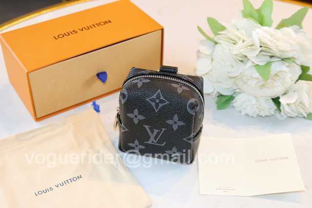 DE10018 LV Hangings/Wallet