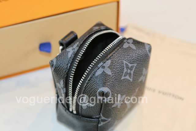 DE10018 LV Hangings/Wallet