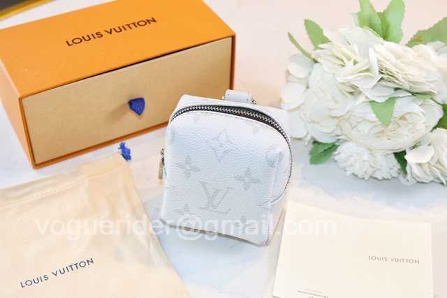 DE10018 LV Hangings/Wallet