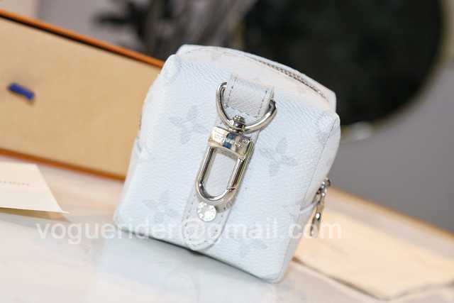 DE10018 LV Hangings/Wallet