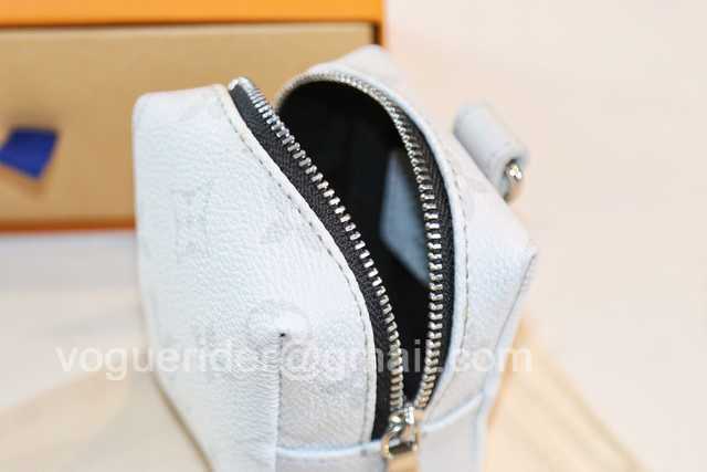 DE10018 LV Hangings/Wallet