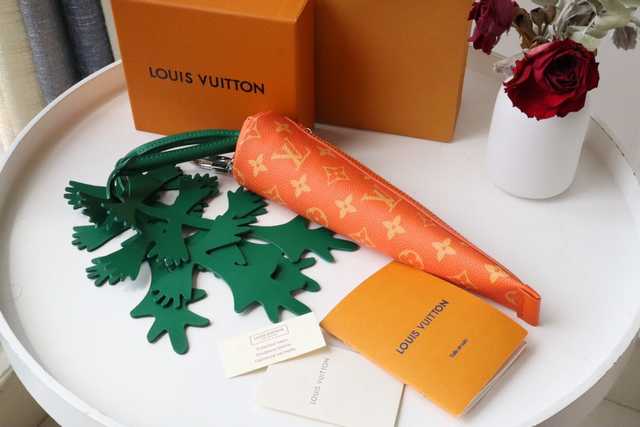 DE10021 LV Hangings/Clutch