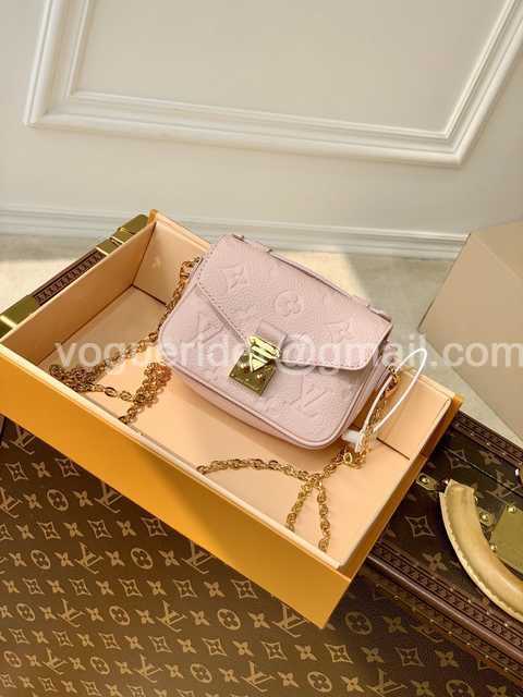 DE10023 LV Chain Bag