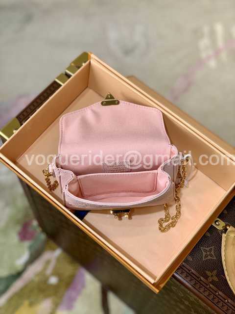 DE10023 LV Chain Bag