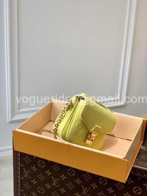 DE10023 LV Chain Bag