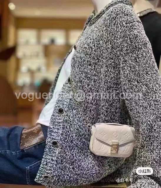 DE10023 LV Chain Bag