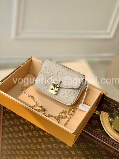 DE10023 LV Chain Bag