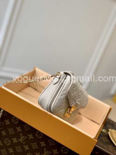 DE10023 LV Chain Bag