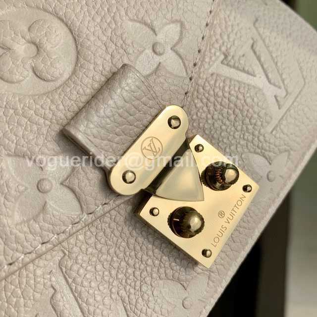 DE10023 LV Chain Bag