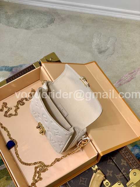 DE10023 LV Chain Bag