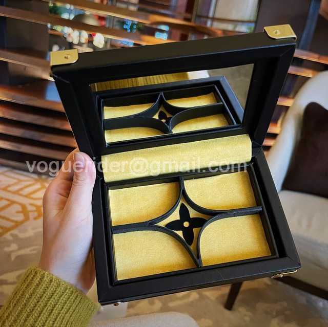 DE10025 LV Jewelry Case