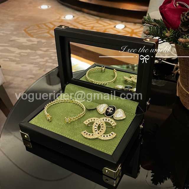 DE10025 LV Jewelry Case